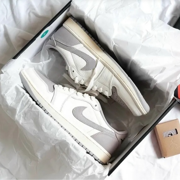 Air Jordan 1 Retro OG Low Atmosphere Gray Men's 10 Original Box CZ0790 101 NEW - Picture 5 of 9